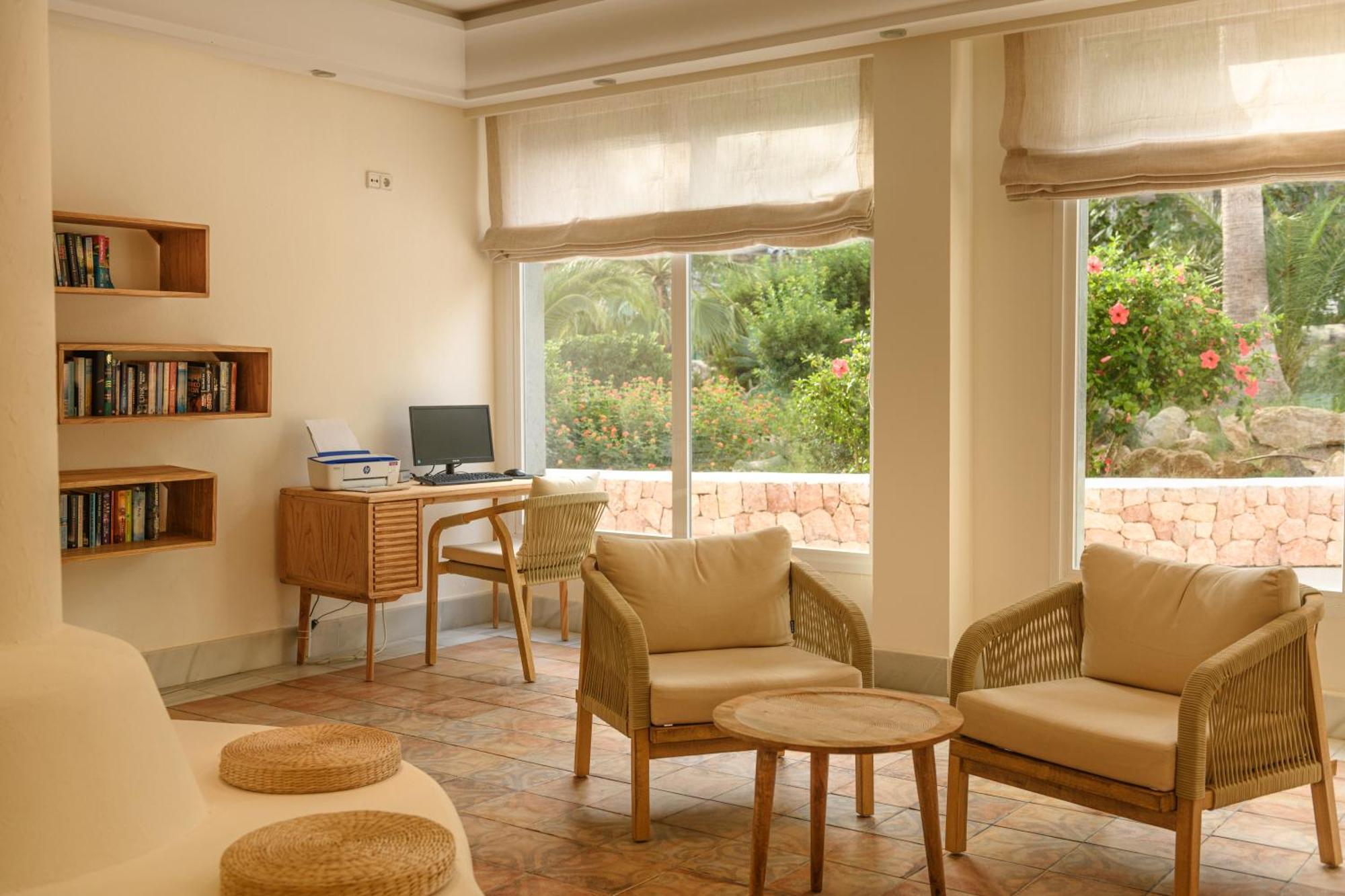 Apartamentos El Pinar Cala Llonga  Exterior foto