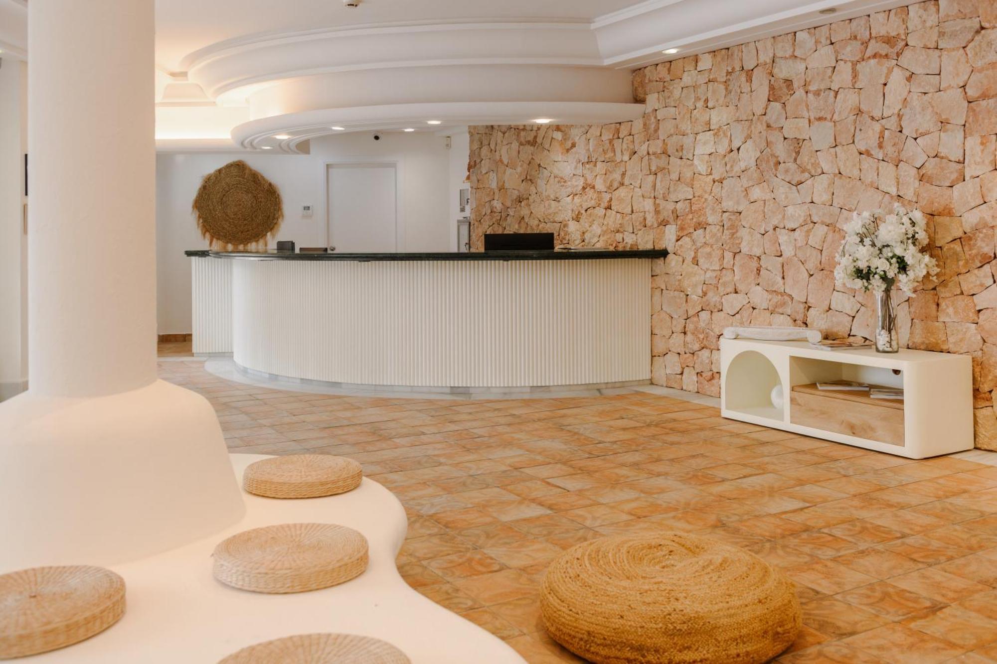 Apartamentos El Pinar Cala Llonga  Exterior foto